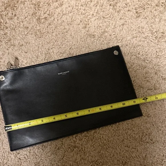 Saint Laurent Elegant Black Leather Pouch - Picture 7 of 7